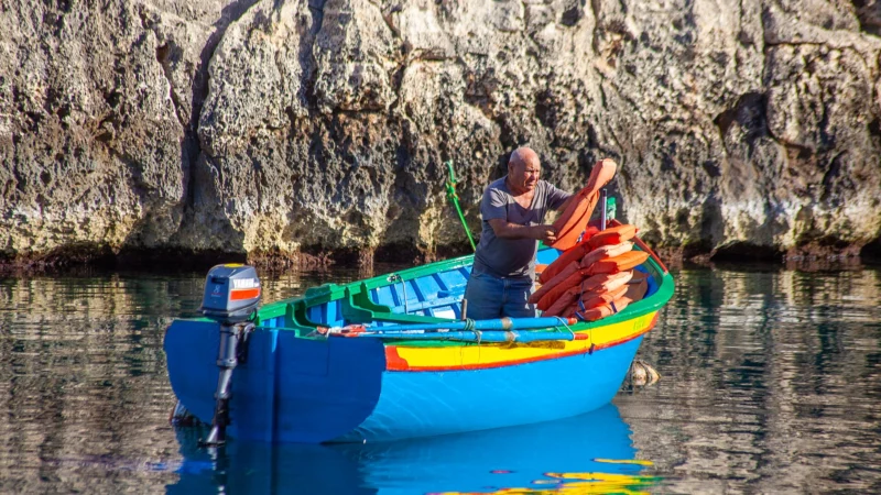 Gilets de sauvetage préparés à bord d'un bateau avant une sortie