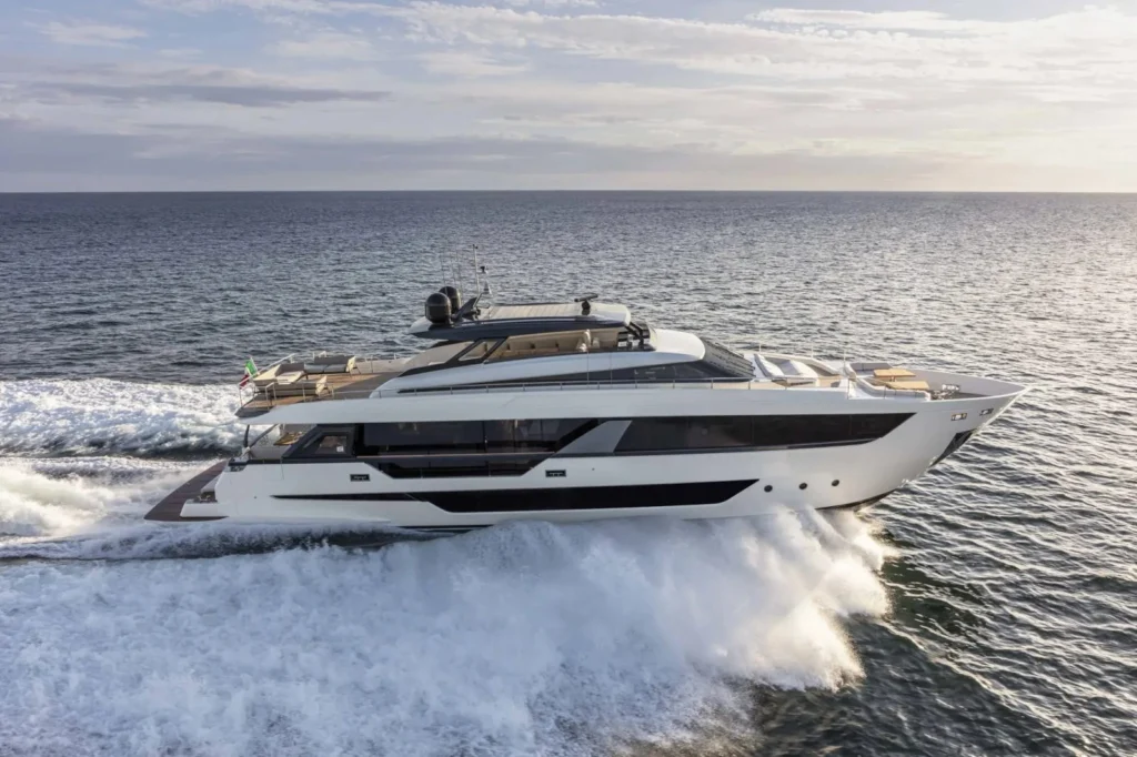 Ferretti Yachts 1000, le plus grand flybridge de la marque, en navigation