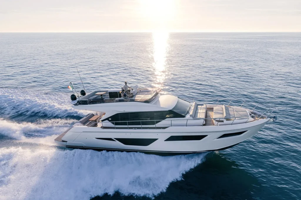 Ferretti Yachts 580 en navigation au soleil couchant