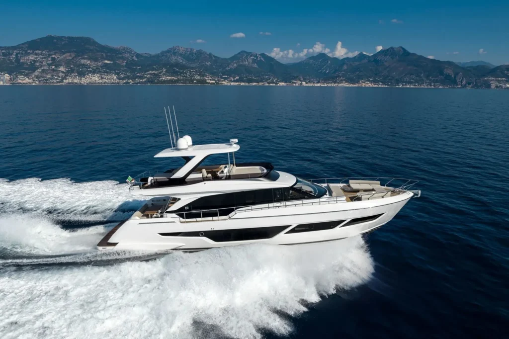 Yacht Ferretti Yachts 670 à flybridge en navigation