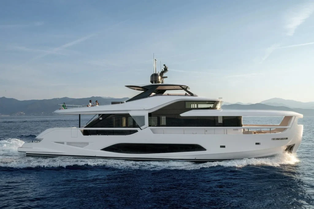 Ferretti Yachts INFYNITO 80 en navigation
