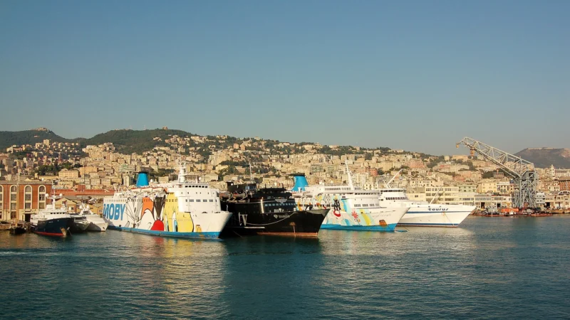 Ferries à quai dans le port de Gênes, en Italie