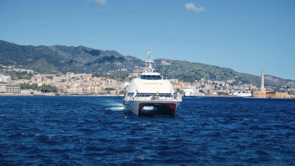 Ferry blanc naviguant sur une mer bleue