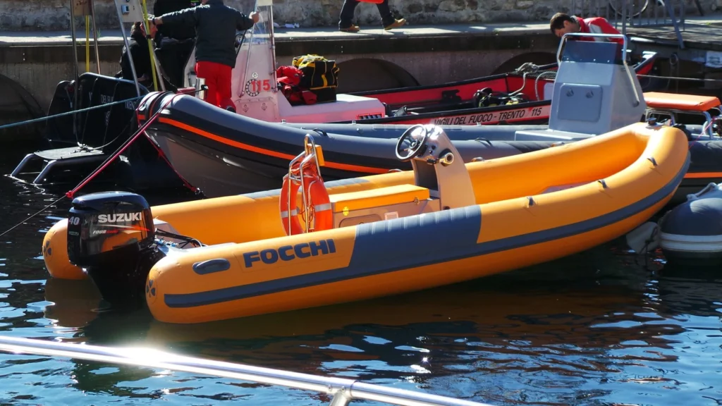 Semi-rigide Focchi 510 Sailing orange amarré à quai