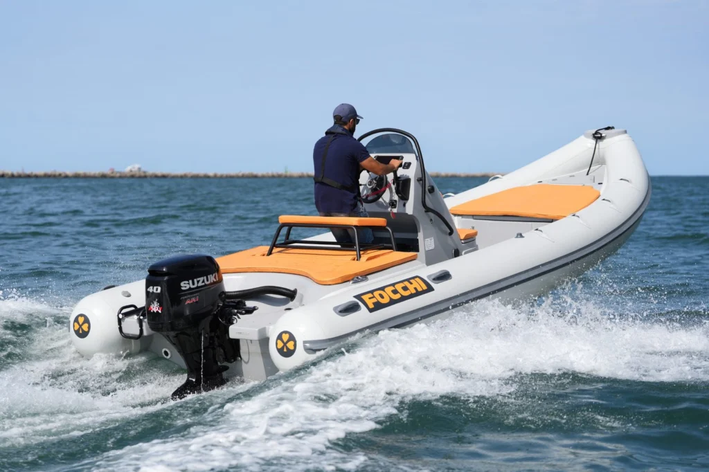 Focchi 640 Easy Life en navigation avec un moteur hors-bord Suzuki