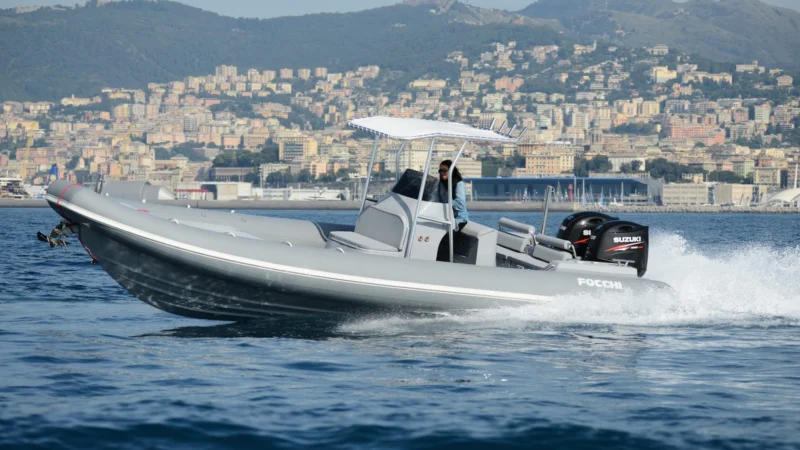 Focchi Tunisie : semi-rigide Focchi 850 en navigation avec deux moteurs hors-bord