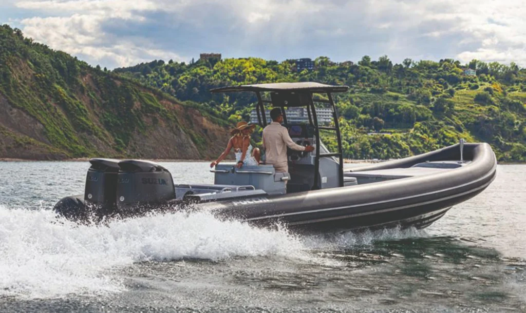 Focchi 900 en navigation avec deux moteurs Suzuki et T-top