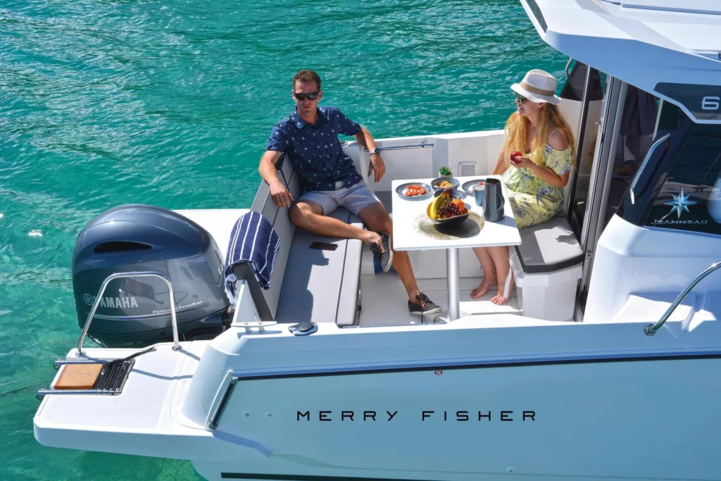 Cockpit du Jeanneau Merry Fisher 695 au mouillage