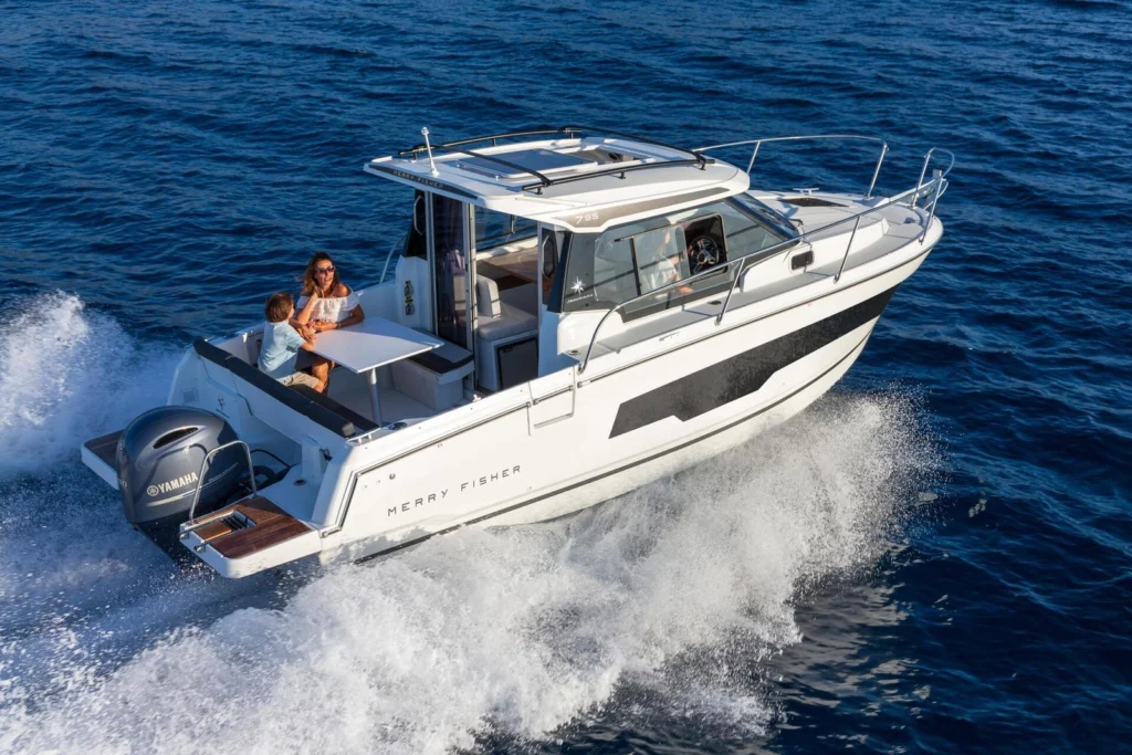 Jeanneau Merry Fisher 795 en navigation, vedette hors-bord à timonerie