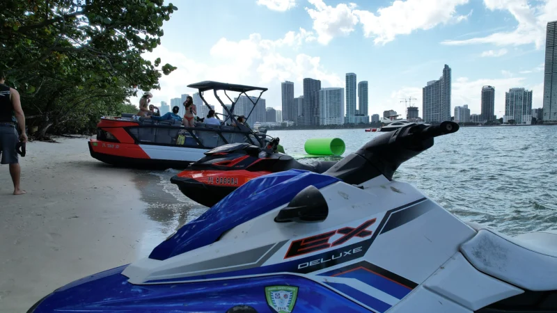 Jet skis Yamaha et Sea-Doo côte à côte sur l'eau