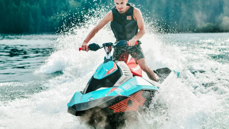 Jet ski en mouvement sur la mer, piloté par un homme