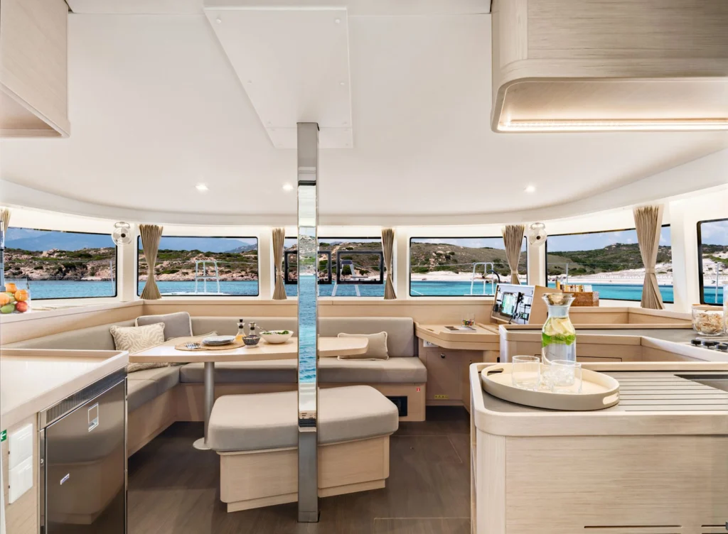 Carré et cuisine du catamaran Lagoon 42