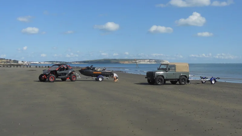 Jet skis de location alignés sur une plage