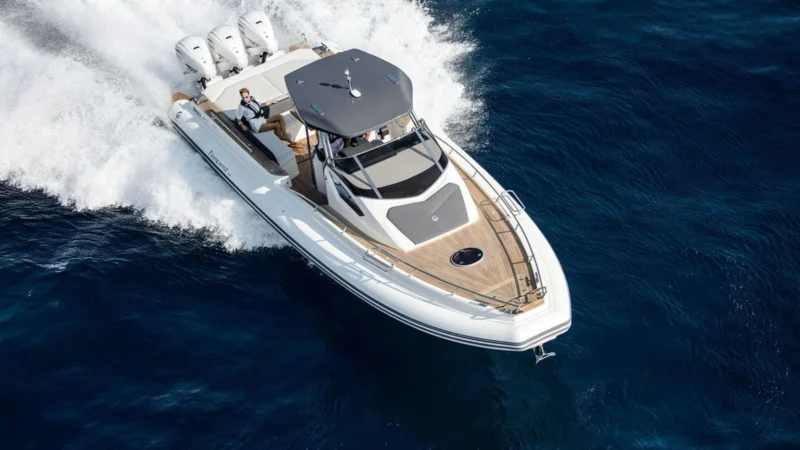 Semi-rigide Capelli Tempest en navigation