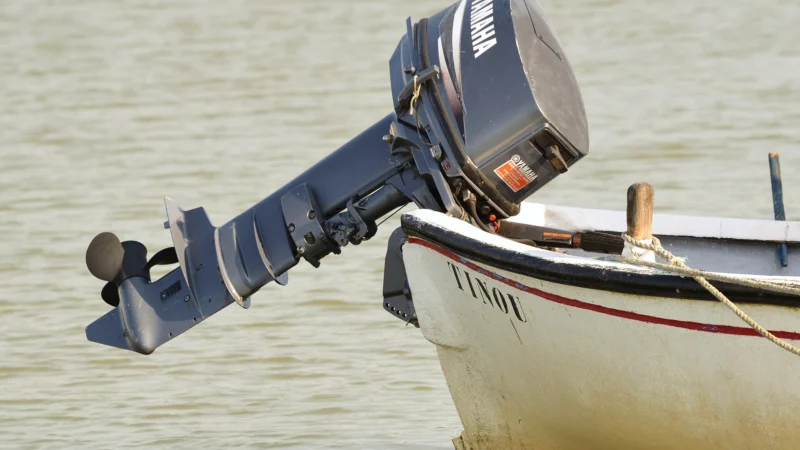 Moteur hors-bord Yamaha de 20 cv monté sur une barque de pêche