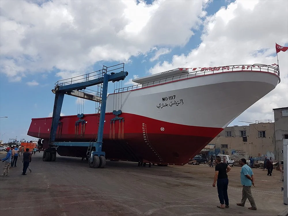 Unité de pêche Nakbi de 37 MT sur un portique de manutention