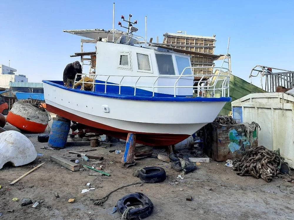 Petit bateau de pêche Nakbi de 7 MT au sec sur le chantier