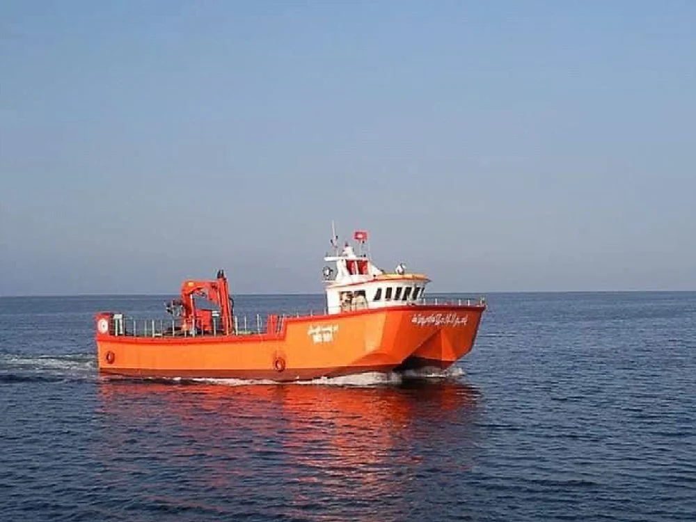 Catamaran de servitude Nakbi de 18,70 MT avec grue, en navigation