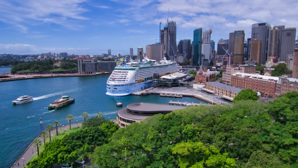 Paquebot de croisière amarré dans un port avec une ville en arrière-plan