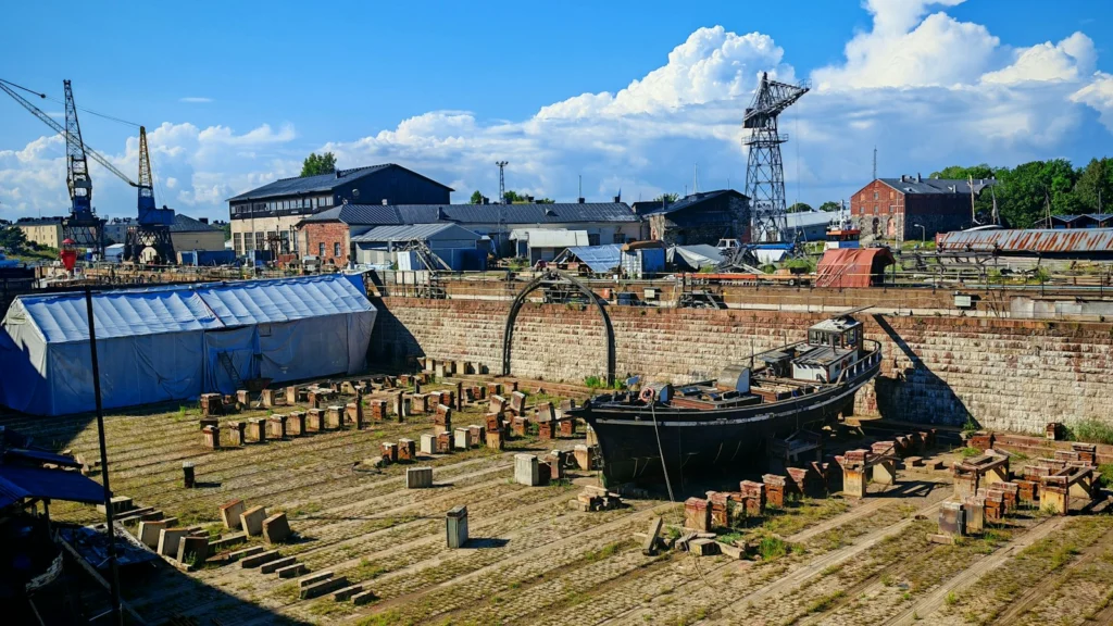 Cale sèche d’un chantier naval avec un navire en réparation