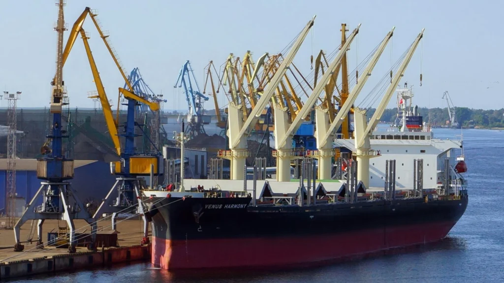 Cargo amarré sous les grues d’un port de commerce