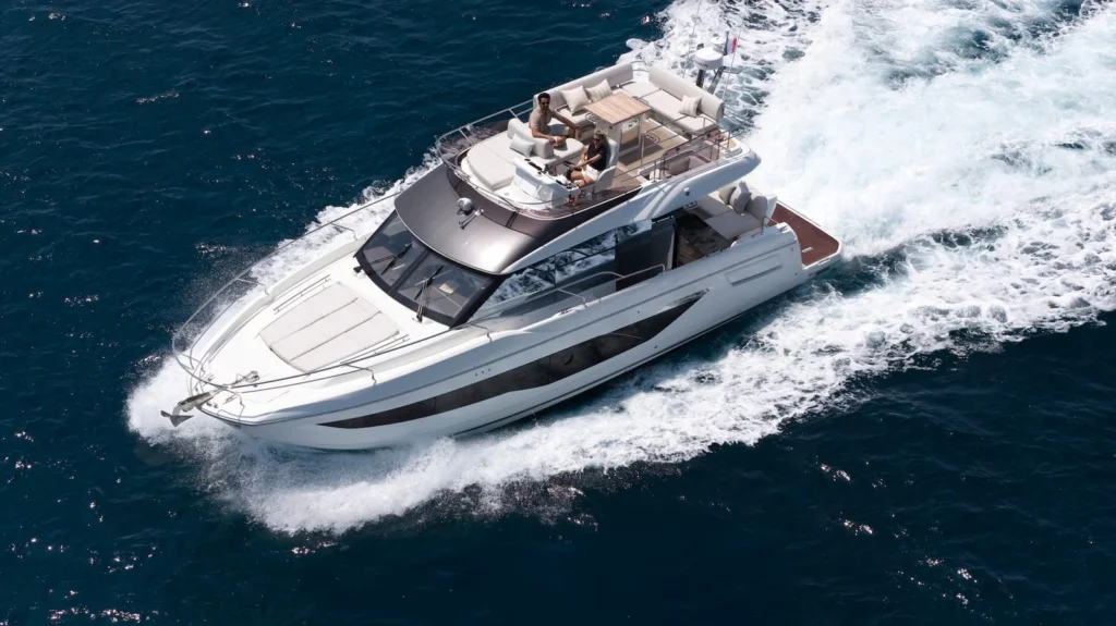 Prestige F4.3 flybridge en navigation vu du ciel