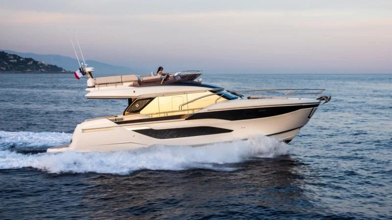 Yacht Prestige F4.9 en navigation, Prestige Yachts Tunisie