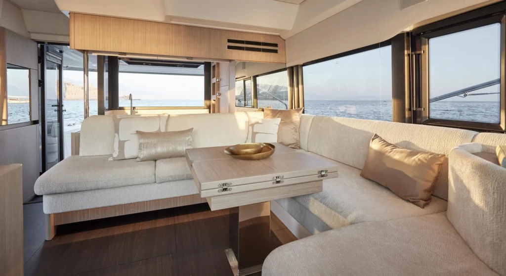Salon intérieur d'un yacht Prestige F4.9