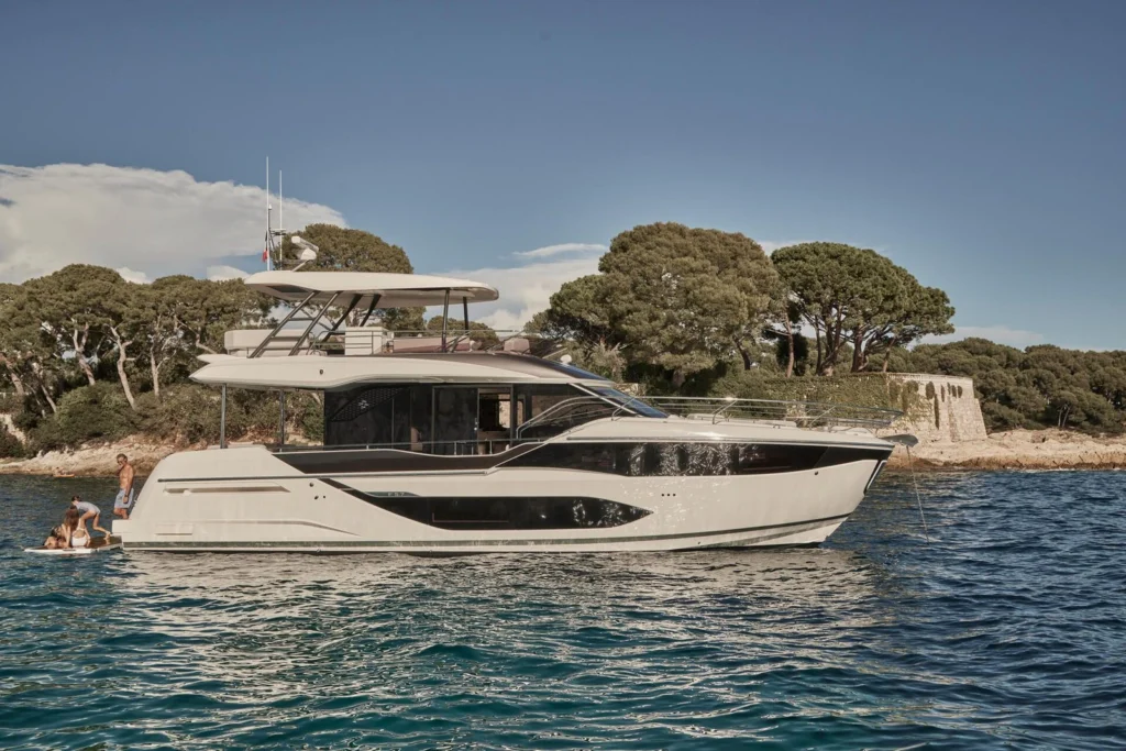 Yacht Prestige F5.7 au mouillage près d'une côte