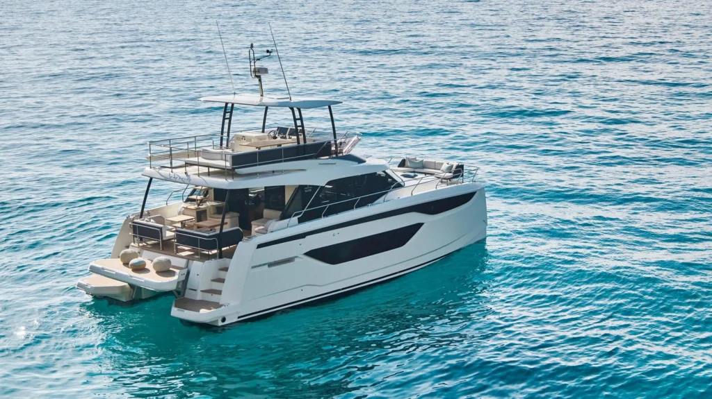 Catamaran à moteur Prestige M48 au mouillage
