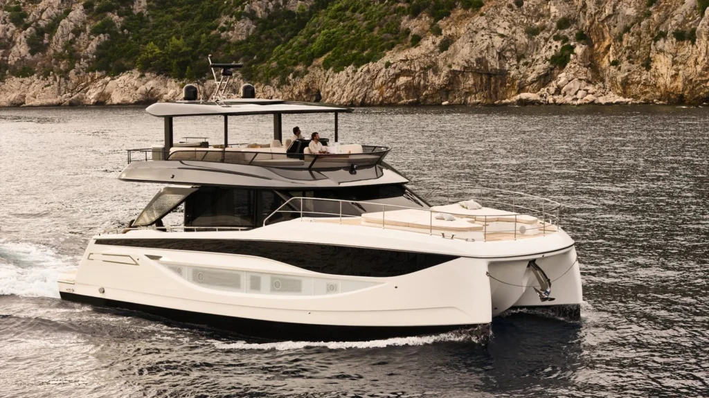 Catamaran à moteur Prestige M7 en navigation