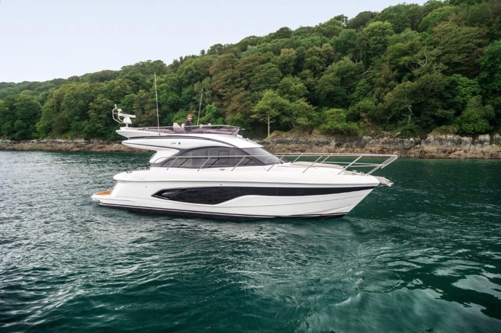 Yacht à flybridge Princess F45 le long de la côte