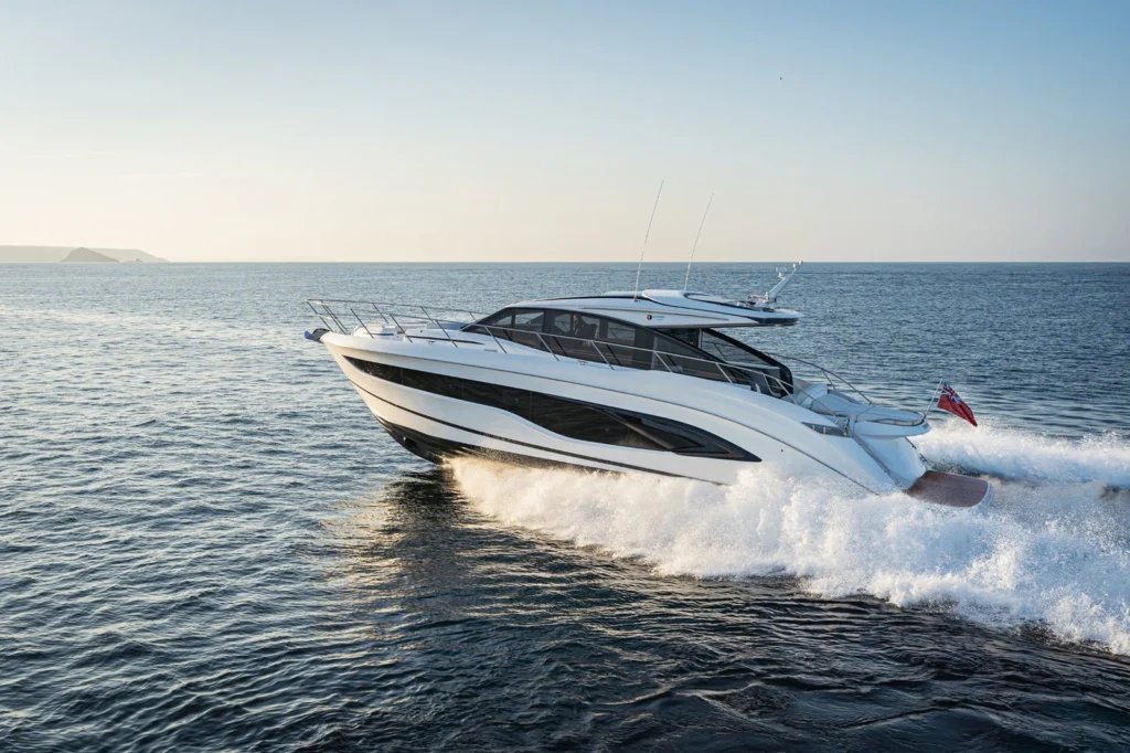Princess V55 sports yacht en navigation rapide