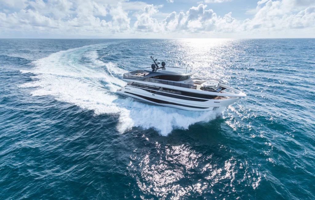 Grand yacht Princess X95 Vista à super flybridge en navigation