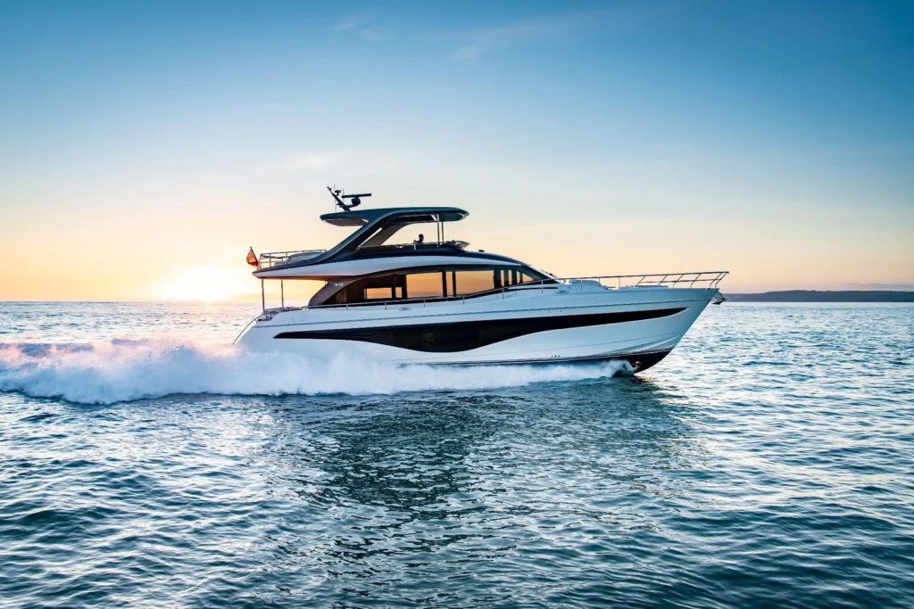 Yacht Princess Y72 en navigation au coucher du soleil