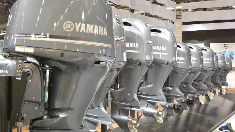 Moteurs hors-bord Yamaha exposés sur un salon nautique
