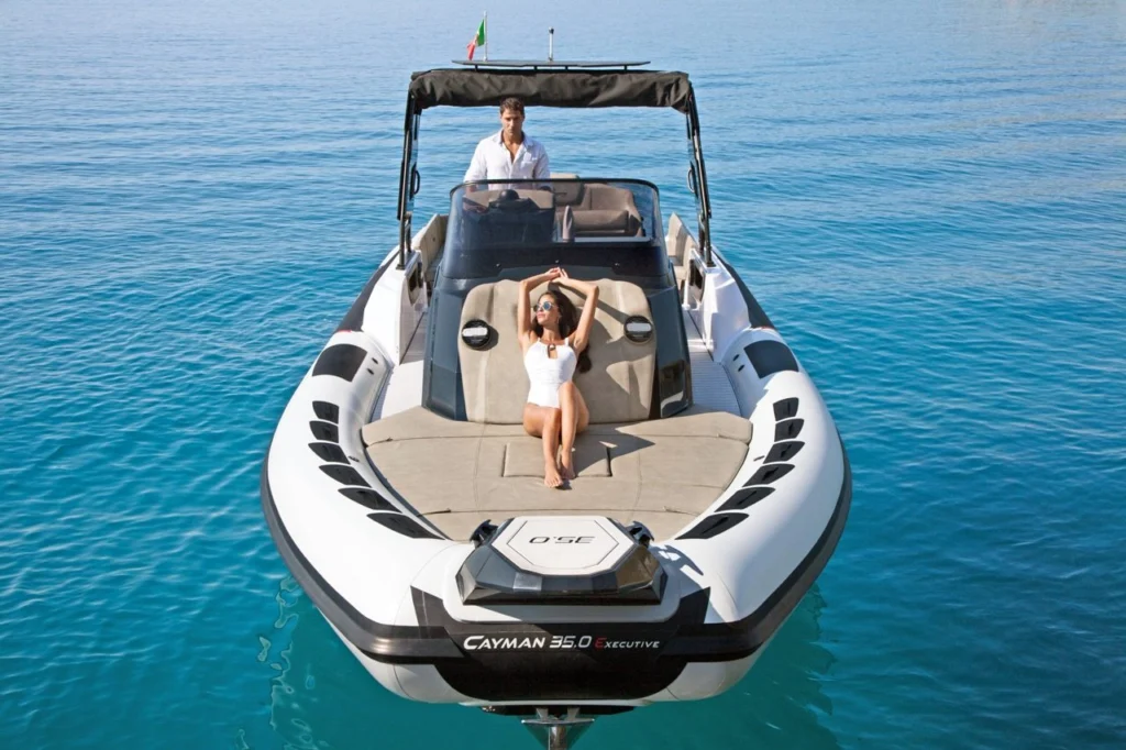 Semi-rigide Ranieri Cayman 35.0 Executive vu de l'avant avec son bain de soleil