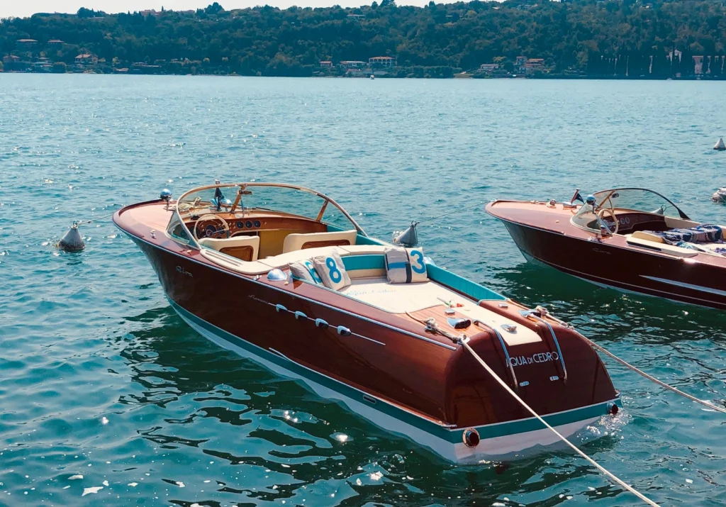 Riva Aquarama classique en bois amarré sur le lac de Garde