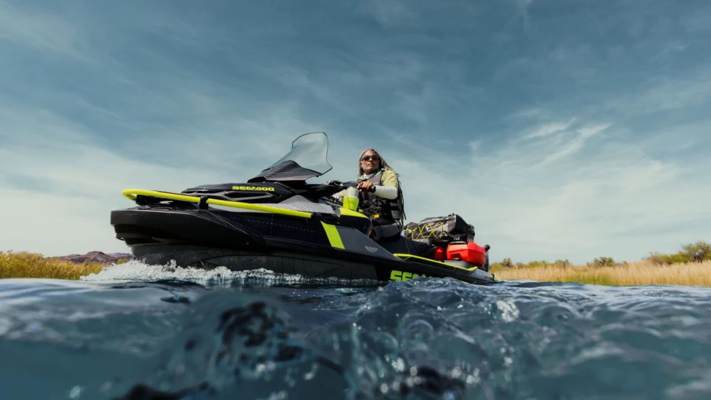 Jet ski Sea-Doo Explorer Pro chargé pour une randonnée