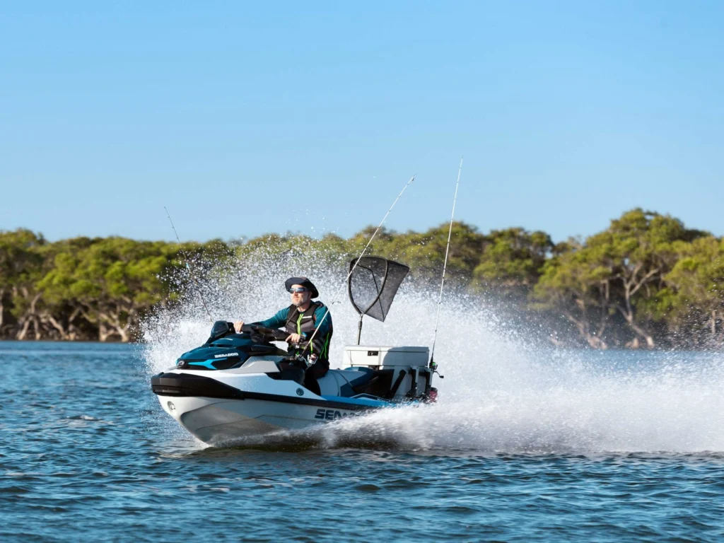 Jet ski de pêche Sea-Doo FishPro en navigation avec cannes à pêche