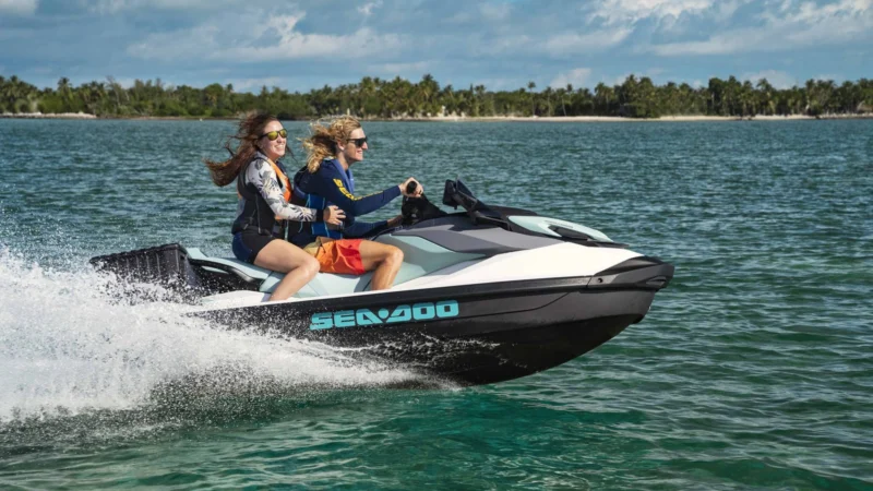 Sea-Doo Tunisie : jet ski Sea-Doo GTI 130 en navigation en mer avec deux passagers