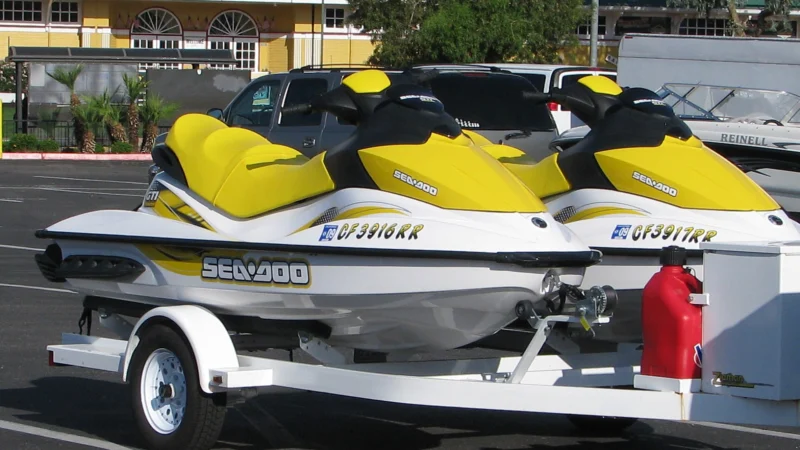 Jet ski Sea-Doo jaune sur l'eau