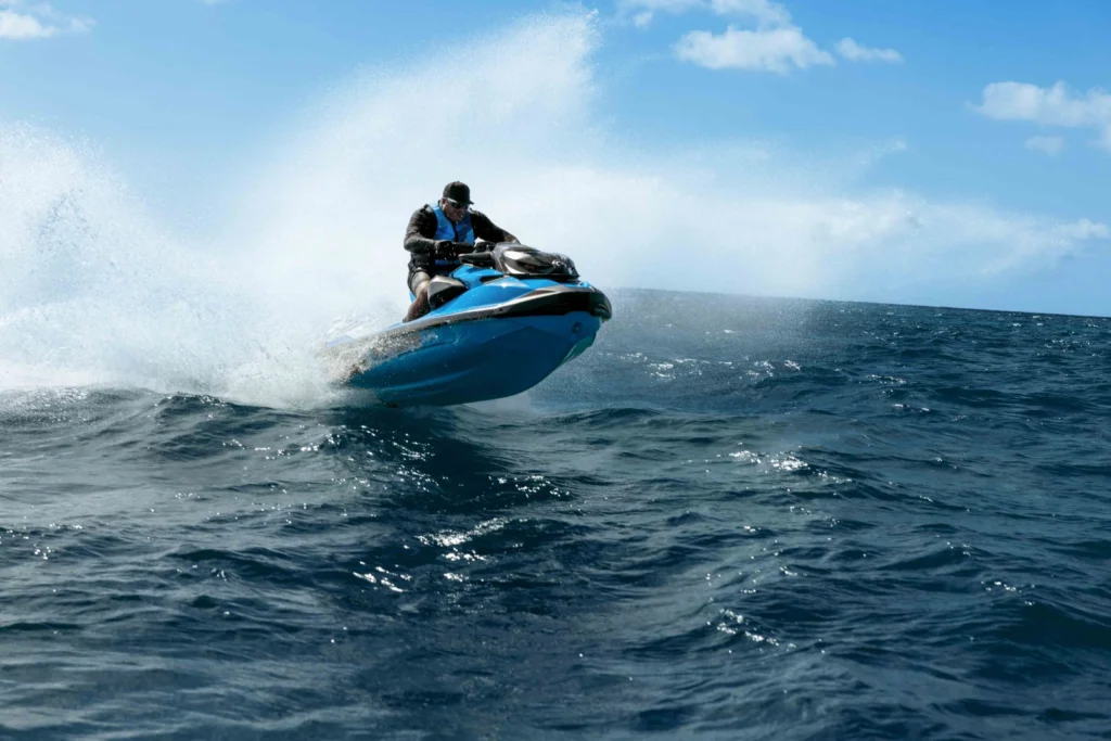 Jet ski Sea-Doo RXP-X 325 en virage en mer