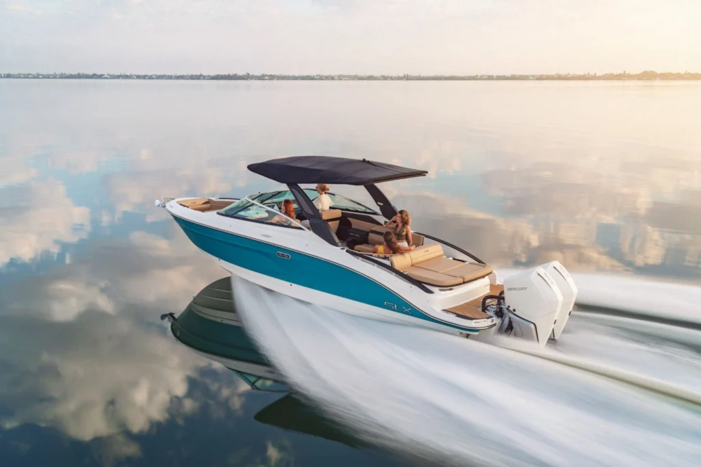Sea Ray SLX 280 Outboard en navigation avec ses moteurs hors-bord
