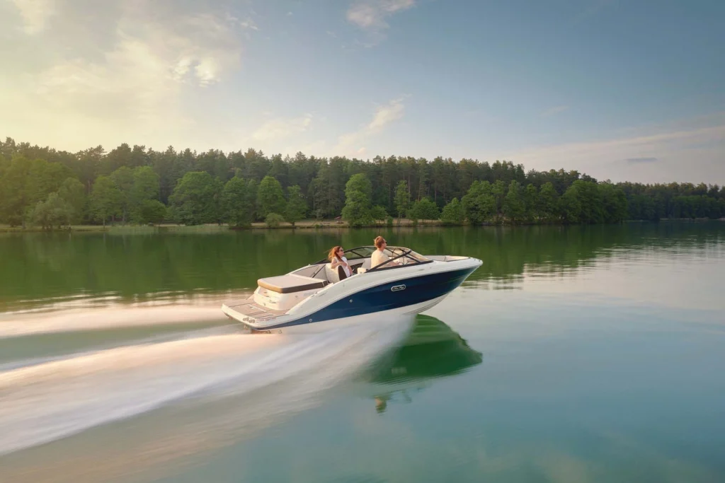 Bateau Sea Ray SPX 190 en navigation, bowrider de 6 mètres