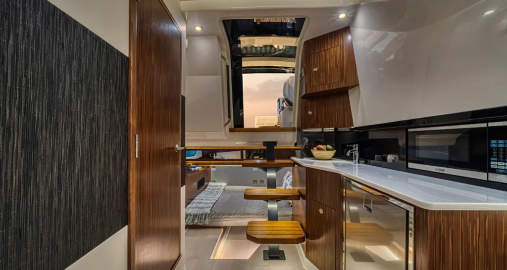 Intérieur du Sea Ray Sundancer 370 avec cuisine et cabine avant