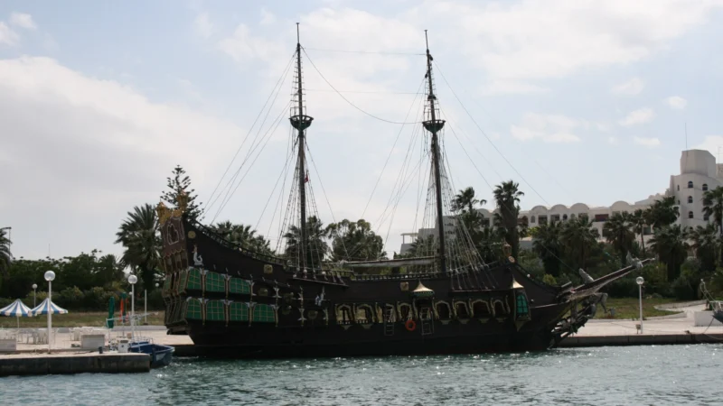 Bateau pirate pour touristes dans la marina de Port El Kantaoui