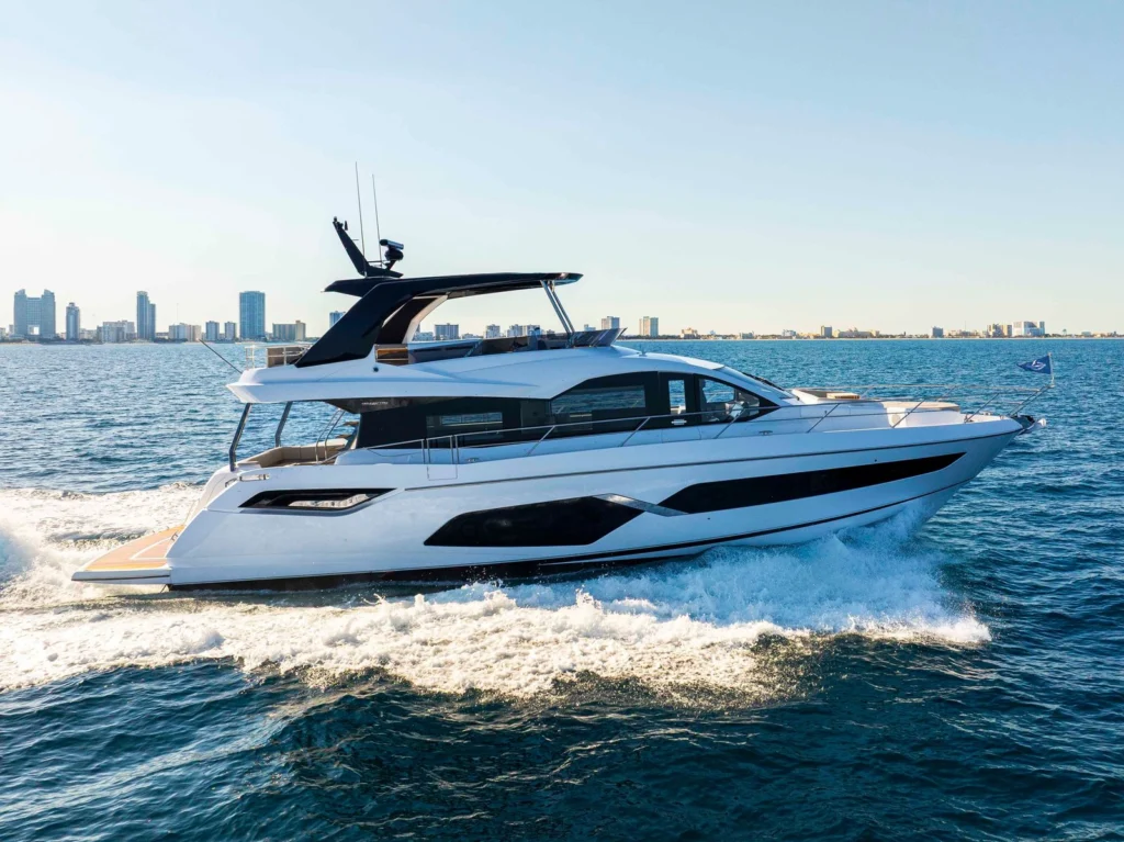 Yacht Sunseeker Manhattan 68 à flybridge en navigation