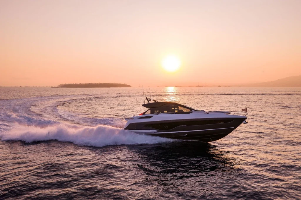 Sunseeker Predator 55 en navigation au coucher du soleil