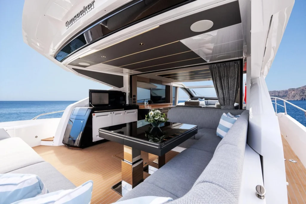 Cockpit et salon du Sunseeker Predator 75